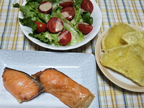 さつま芋の天ぷらと焼き鮭とレタストマトサラダ☆